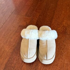 size 9 women’s ugg sand slippers